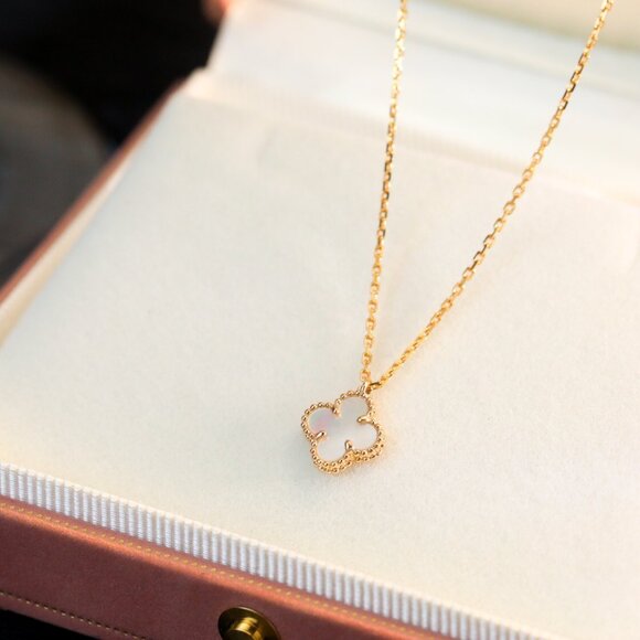 Van Cleef & Arpels four-leaf clover single flower white mother-of-pearl necklace - Picture 6 of 8